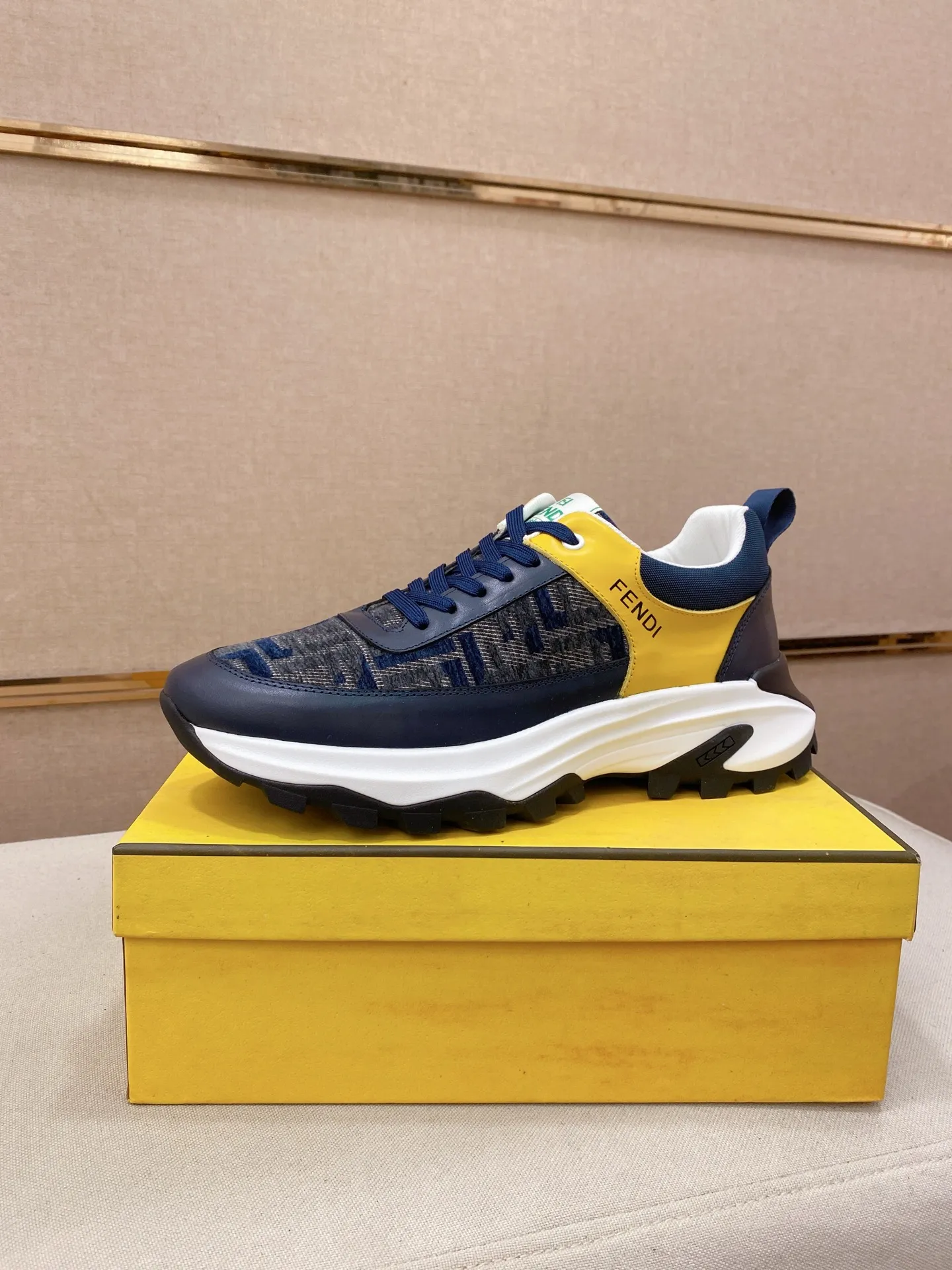 Men's shoes 💰 462💰 (fendi) New style 👊🏻 upper 🇮🇹 imported cowhide fabric 🇩🇪 lining imported sheepskin lining. The original outsole is molded to highlight the identity of every man, and the upper foot is elegant and stable🚶🏻🚶🏻The high-end custom counters reproduce the original version📯No matter the wind or rain, the shoe last remains unchanged and can withstand the verification of time🔍️,🔵 Size: 38-44